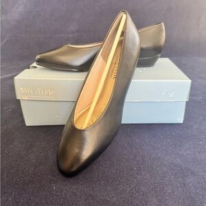 Soft Style Black Flats Elegant Minimalist Design